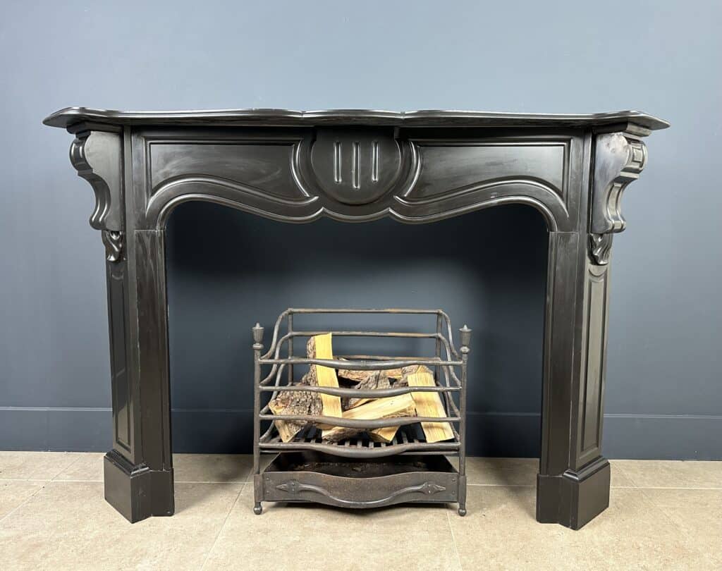 Antieke 45-Graden Schouw met Stijlvol Ornament: Tijdloze Elegantie voor uw Interieur