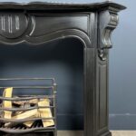 "Antieke 45-Graden Schouw met Prachtig Ornament: Een unieke en elegante toevoeging aan uw interieur, met 45-graden consoles en geschikt voor een houtkachel."