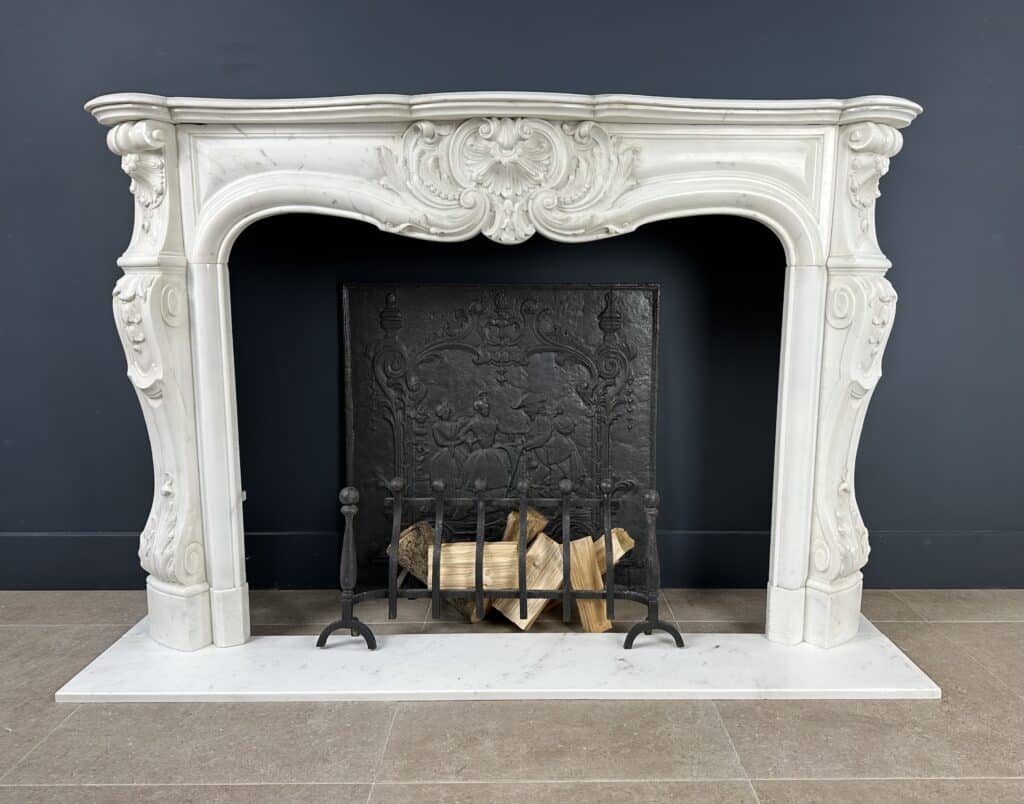 Prachtige Franse Antieke Front Schelp Schouw Wit Carrara Marmer Inclusief Vloerplaat