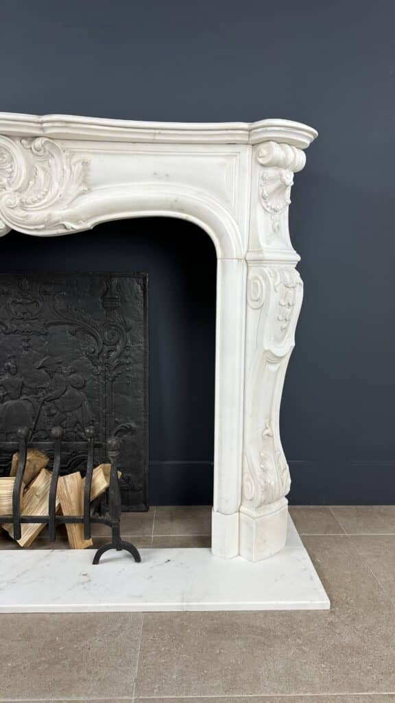 Prachtige Franse Antieke Front Schelp Schouw Wit Carrara Marmer Inclusief Vloerplaat