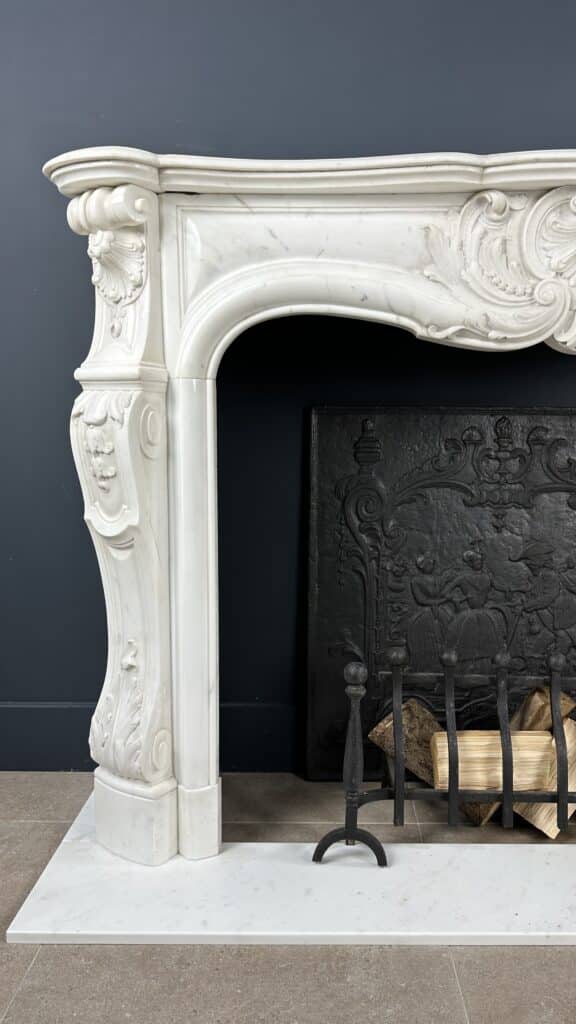Prachtige Franse Antieke Front Schelp Schouw Wit Carrara Marmer Inclusief Vloerplaat