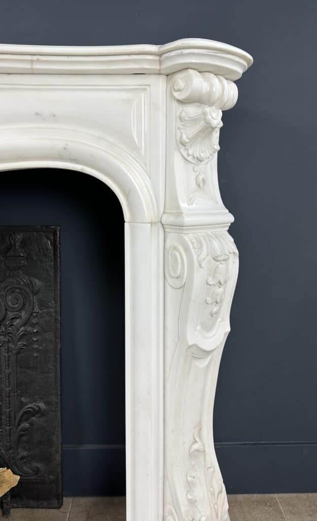 Prachtige Franse Antieke Front Schelp Schouw Wit Carrara Marmer Inclusief Vloerplaat