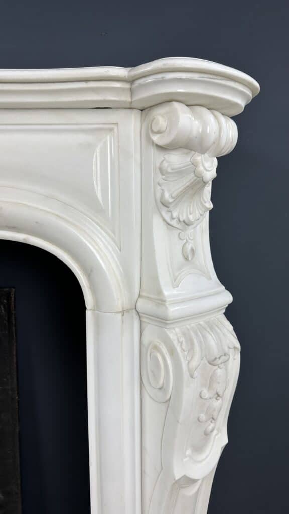 Prachtige Franse Antieke Front Schelp Schouw Wit Carrara Marmer Inclusief Vloerplaat