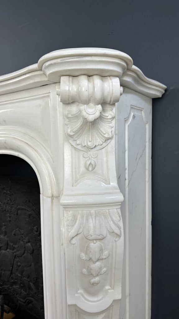 Prachtige Franse Antieke Front Schelp Schouw Wit Carrara Marmer Inclusief Vloerplaat