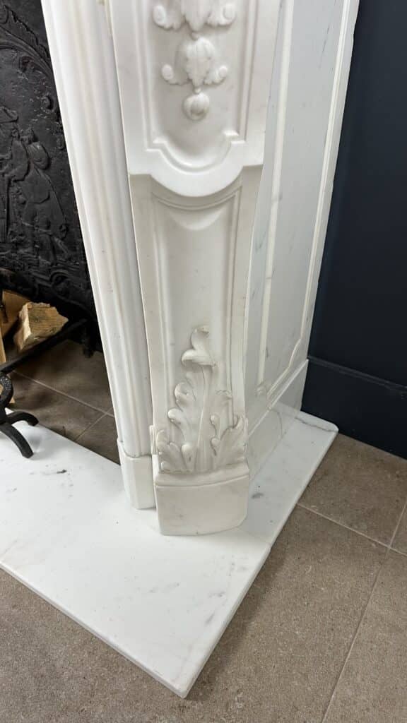 Prachtige Franse Antieke Front Schelp Schouw Wit Carrara Marmer Inclusief Vloerplaat