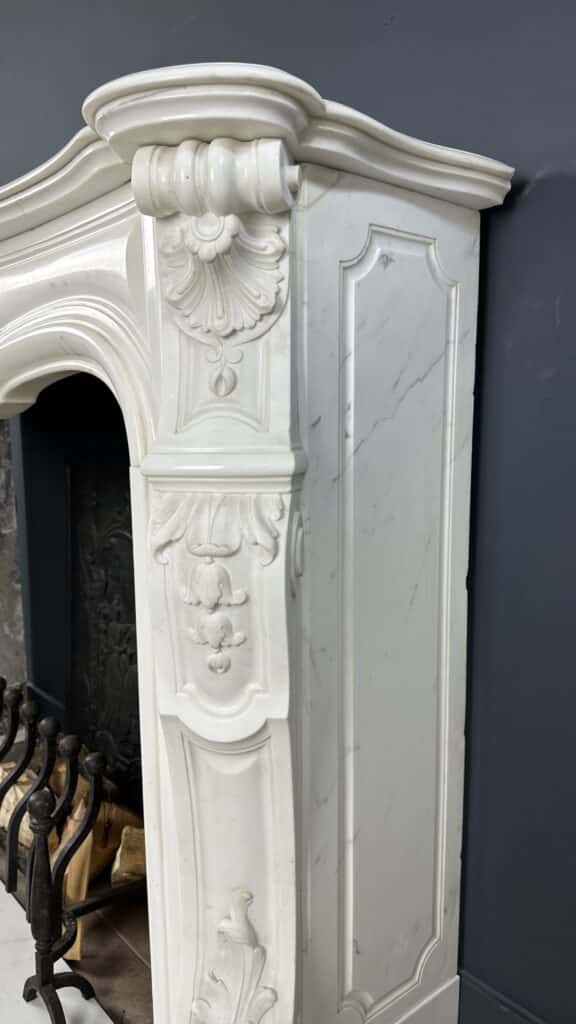 Prachtige Franse Antieke Front Schelp Schouw Wit Carrara Marmer Inclusief Vloerplaat