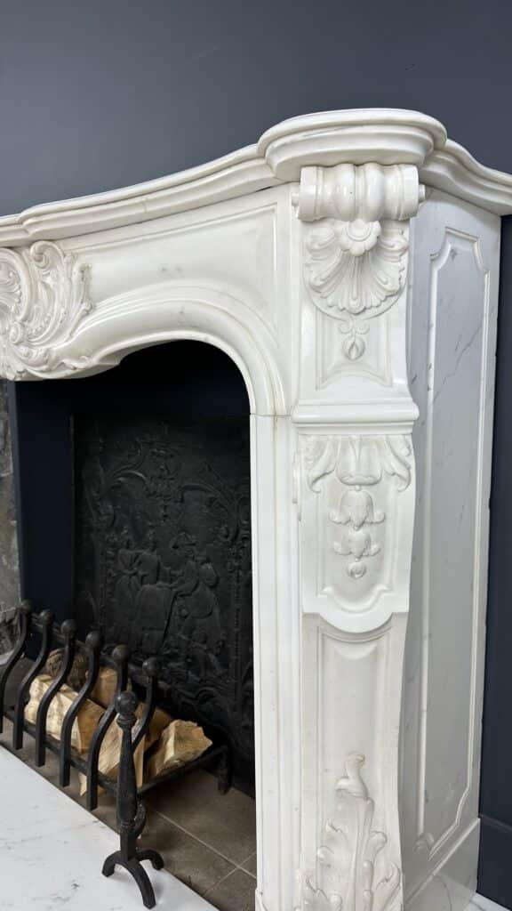 Prachtige Franse Antieke Front Schelp Schouw Wit Carrara Marmer Inclusief Vloerplaat