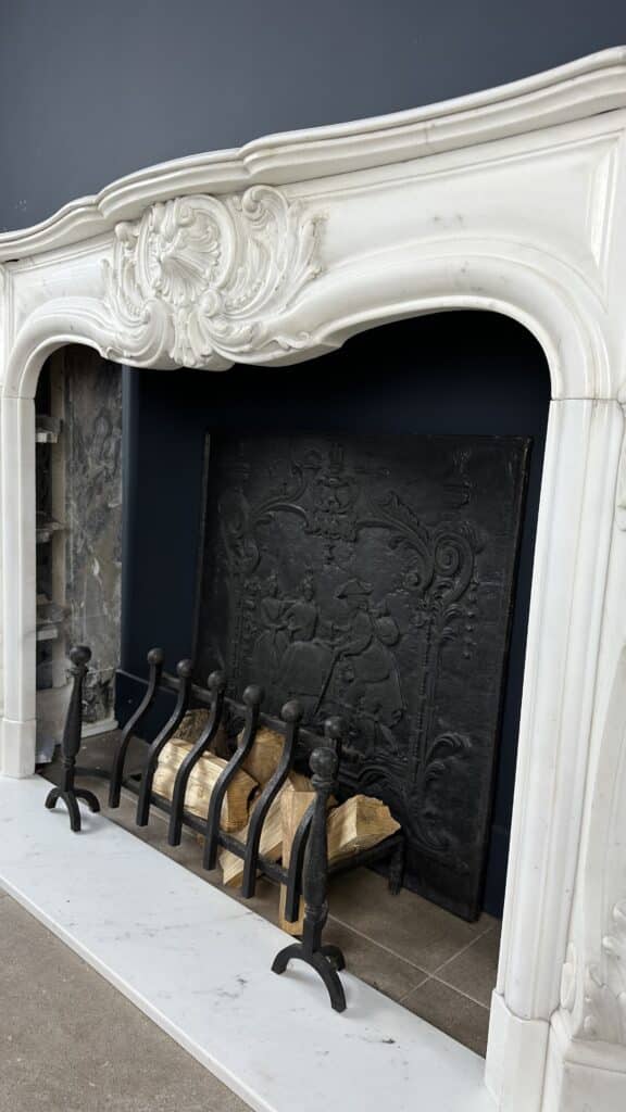 Prachtige Franse Antieke Front Schelp Schouw Wit Carrara Marmer Inclusief Vloerplaat