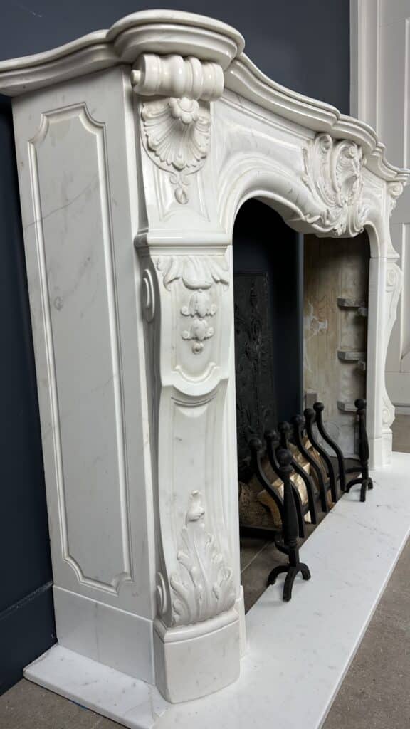 Prachtige Franse Antieke Front Schelp Schouw Wit Carrara Marmer Inclusief Vloerplaat