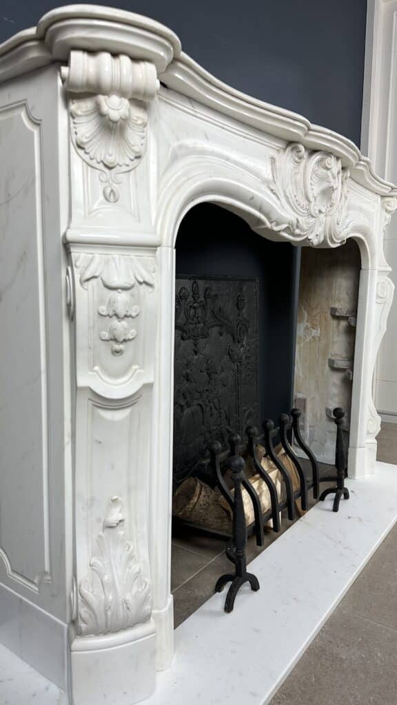 Prachtige Franse Antieke Front Schelp Schouw Wit Carrara Marmer Inclusief Vloerplaat