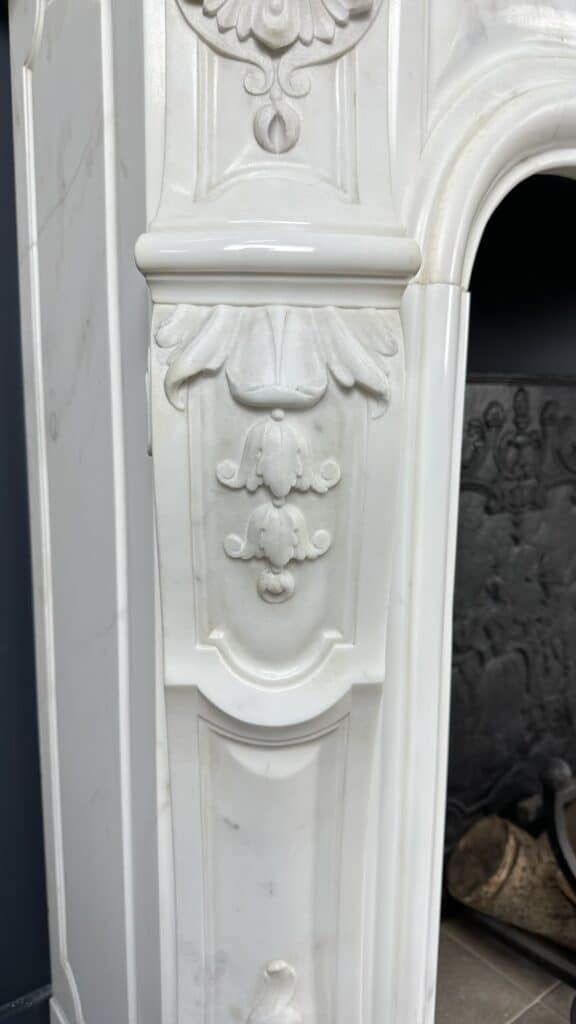 Prachtige Franse Antieke Front Schelp Schouw Wit Carrara Marmer Inclusief Vloerplaat