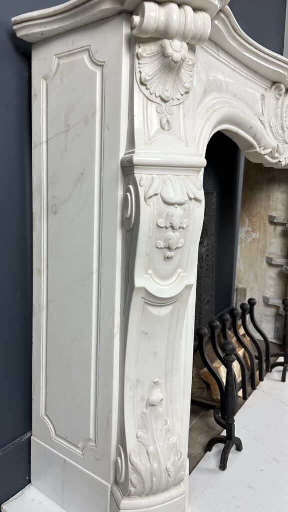 Prachtige Franse Antieke Front Schelp Schouw Wit Carrara Marmer Inclusief Vloerplaat