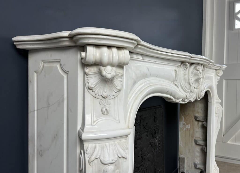 Prachtige Franse Antieke Front Schelp Schouw Wit Carrara Marmer Inclusief Vloerplaat
