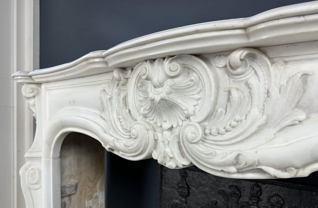 Prachtige Franse Antieke Front Schelp Schouw Wit Carrara Marmer Inclusief Vloerplaat