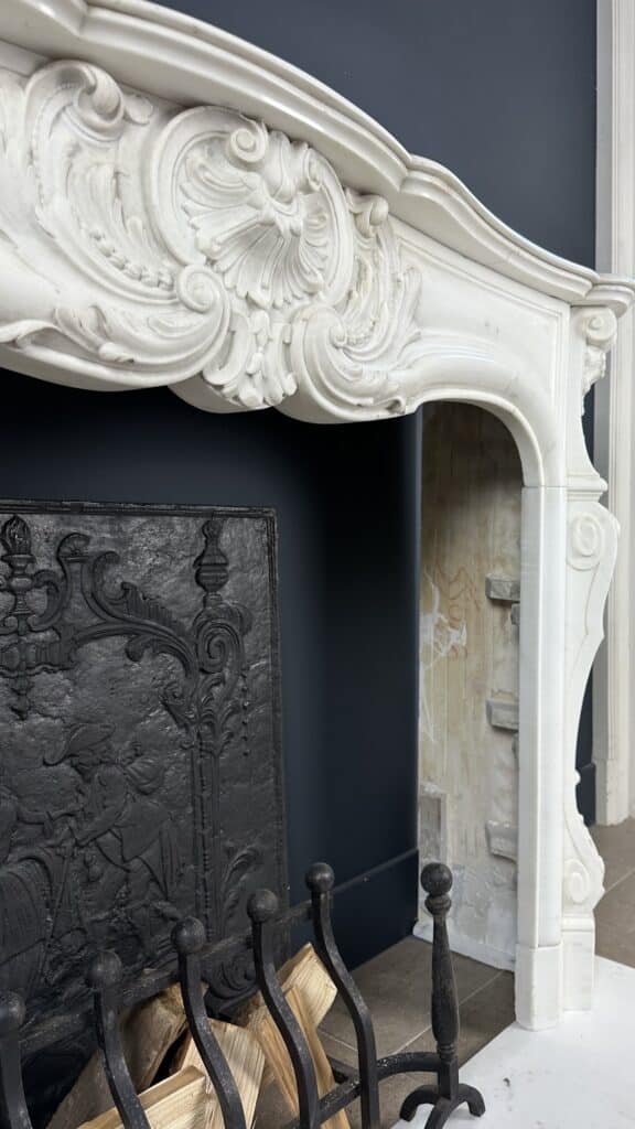 Prachtige Franse Antieke Front Schelp Schouw Wit Carrara Marmer Inclusief Vloerplaat