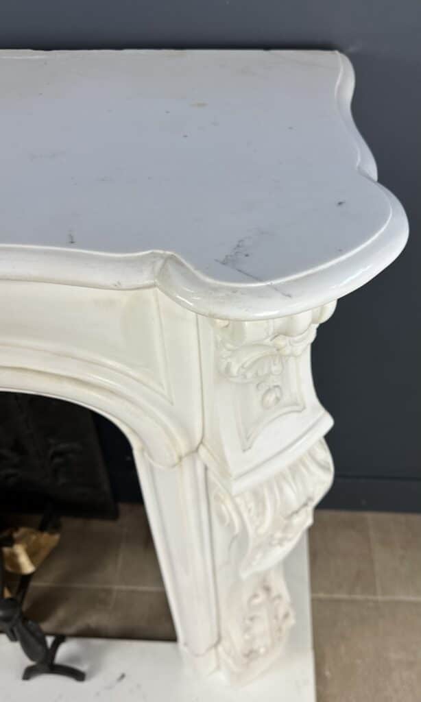 Prachtige Franse Antieke Front Schelp Schouw Wit Carrara Marmer Inclusief Vloerplaat