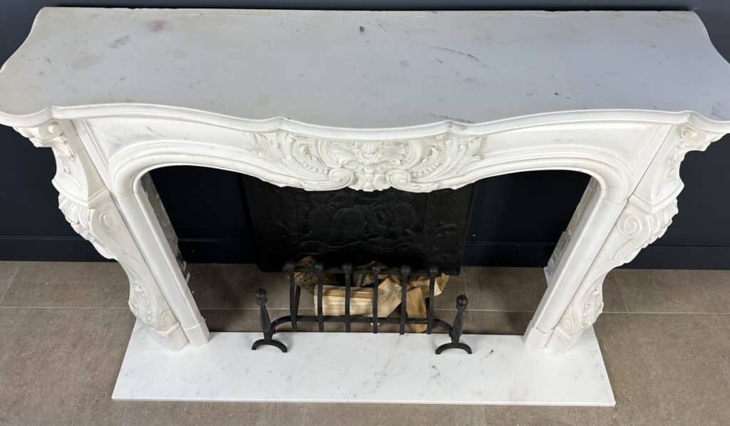 Prachtige Franse Antieke Front Schelp Schouw Wit Carrara Marmer Inclusief Vloerplaat