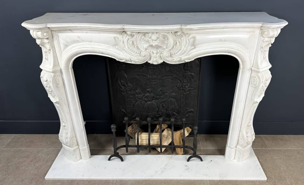 Prachtige Franse Antieke Front Schelp Schouw Wit Carrara Marmer Inclusief Vloerplaat