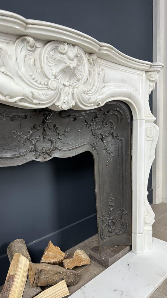 Prachtige Franse Antieke Front Schelp Schouw Wit Met Stalen Inzethaard en Vloerplaat