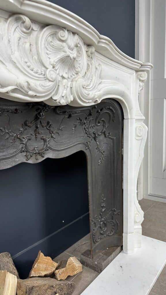 Prachtige Franse Antieke Front Schelp Schouw Wit Met Stalen Inzethaard en Vloerplaat