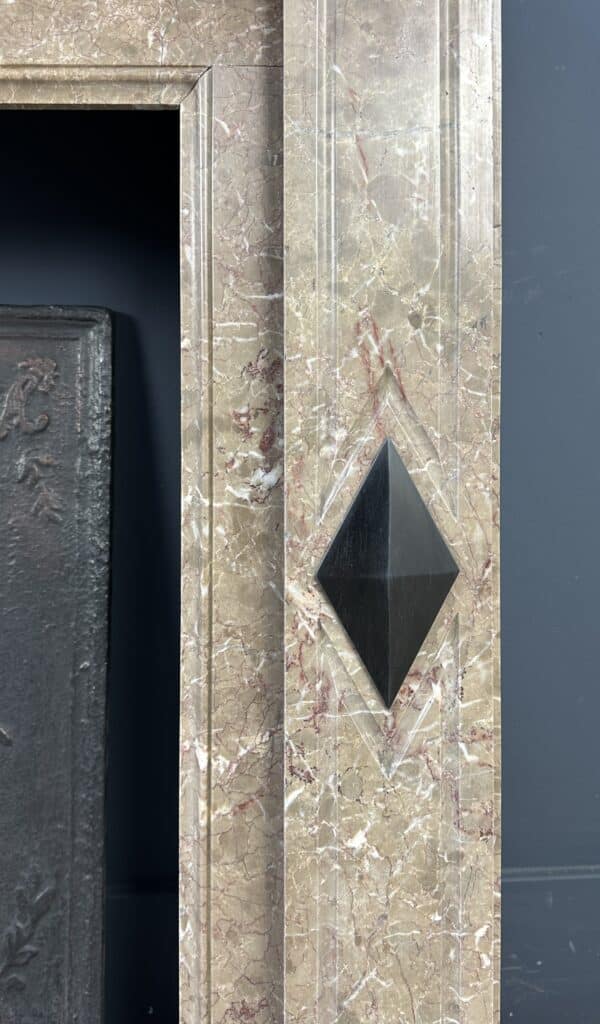 Antieke Leverkleurige Frontschouw Met Zwarte Inleg — detail 2