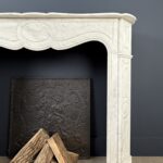 eze authentieke Franse schouw, vervaardigd uit hoogwaardig Carrara marmer, belichaamt klassiek Frans design. Het heldere witte marmer met subtiele grijze adering zorgt voor eeneze authentieke Franse schouw, vervaardigd uit hoogwaardig Carrara marmer, belichaamt klassiek Frans design. Het heldere witte marmer met subtiele grijze adering zorgt voor een