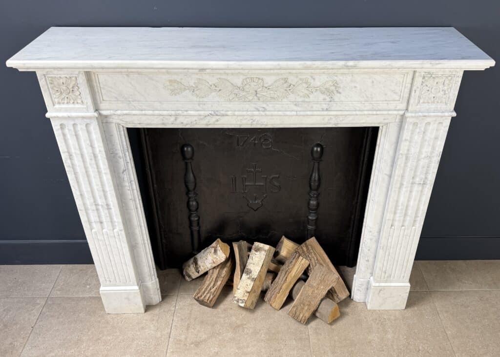 Witte Antieke Frontschouw in Carrara-marmer