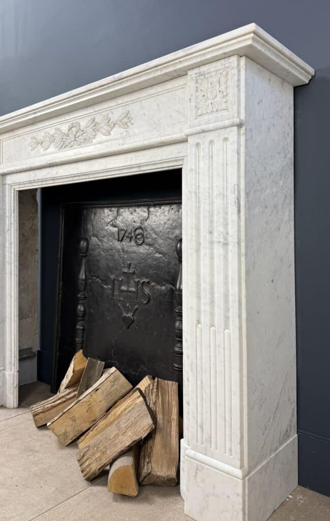 Witte Antieke Frontschouw in Carrara-marmer