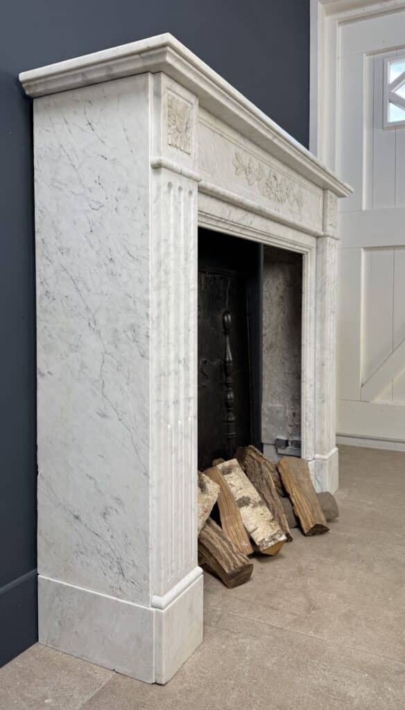 Witte Antieke Frontschouw in Carrara-marmer
