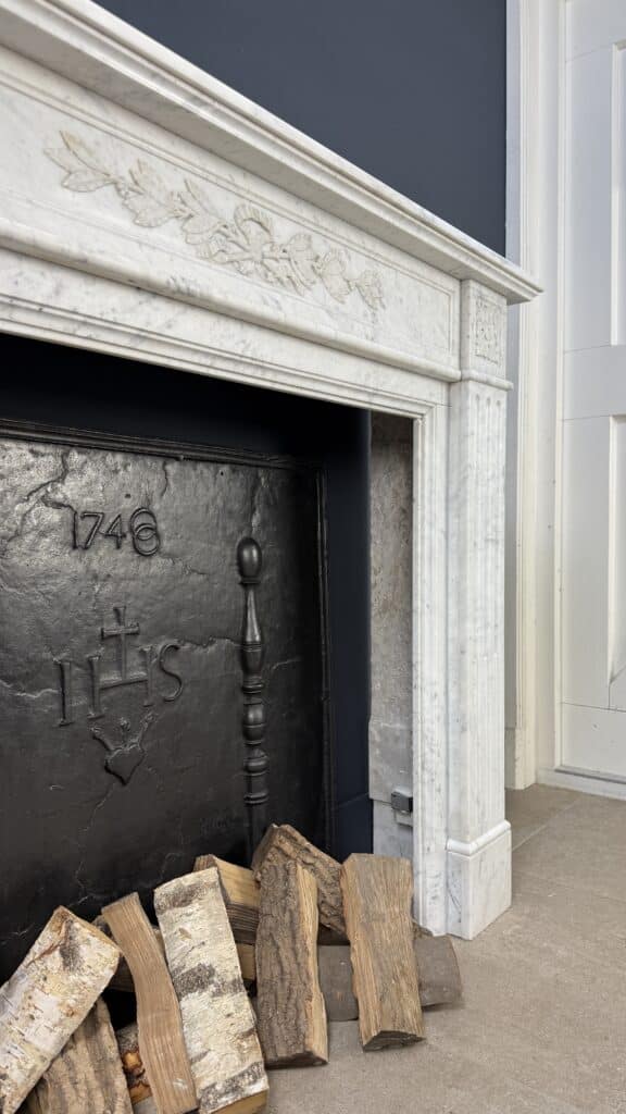 Witte Antieke Frontschouw in Carrara-marmer