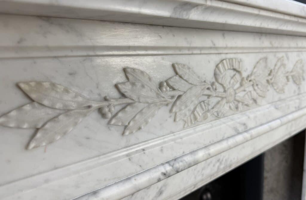 Witte Antieke Frontschouw in Carrara-marmer