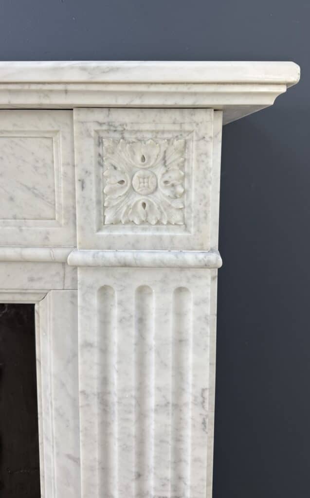 Witte Antieke Frontschouw in Carrara-marmer