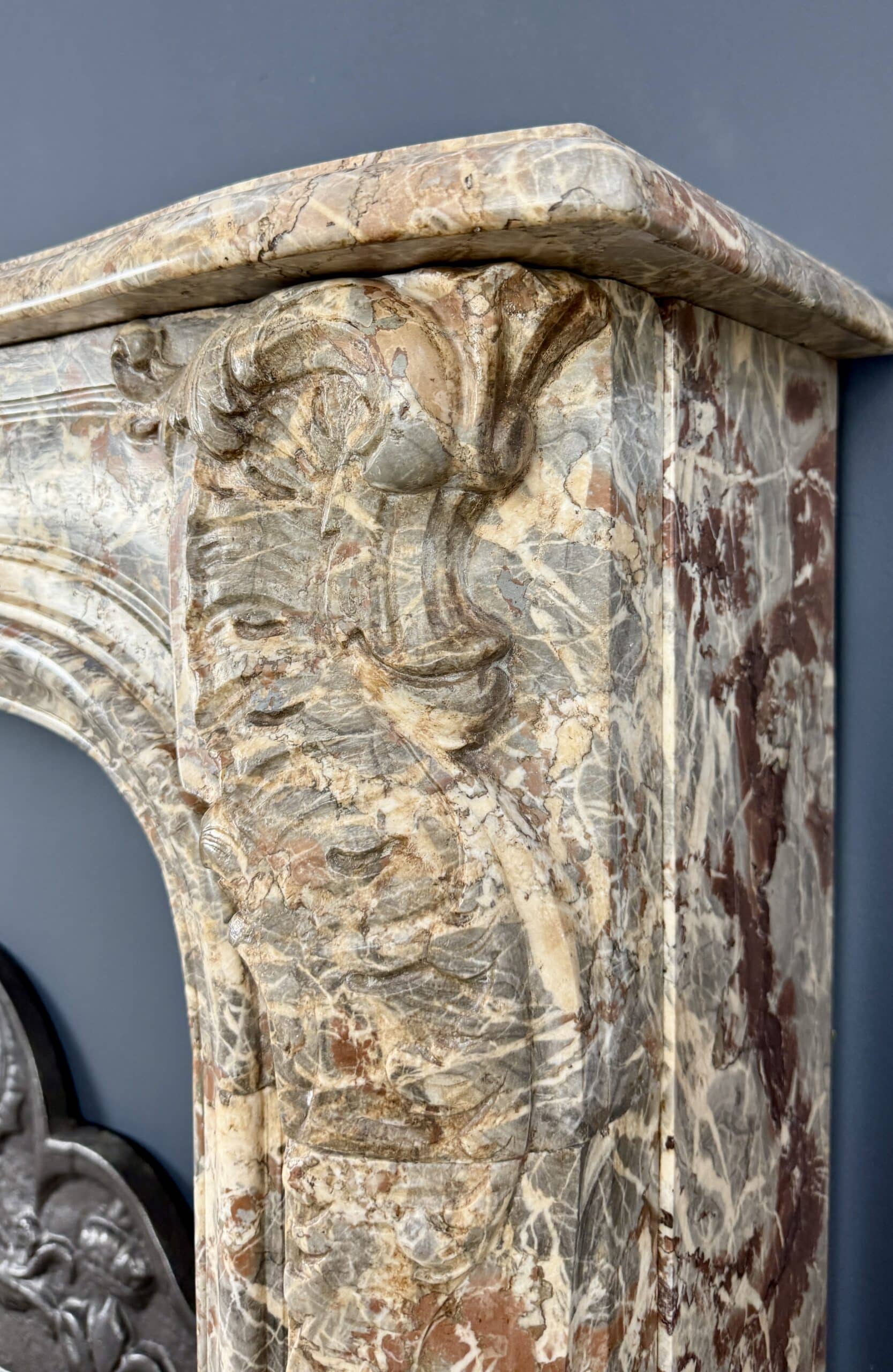 Deze indrukwekkende antieke schouw, afkomstig uit België en vervaardigd rond 1800, is een waar meesterwerk in natuursteen.