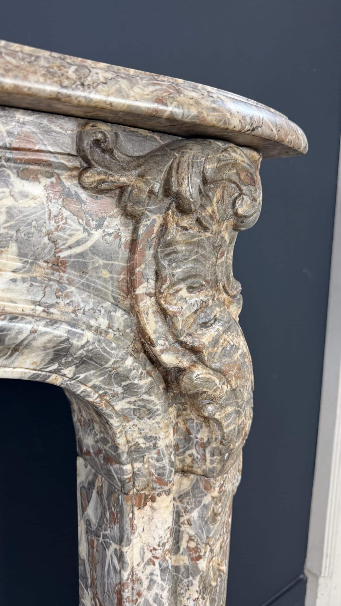 Deze indrukwekkende antieke schouw, afkomstig uit België en vervaardigd rond 1800, is een waar meesterwerk in natuursteen.