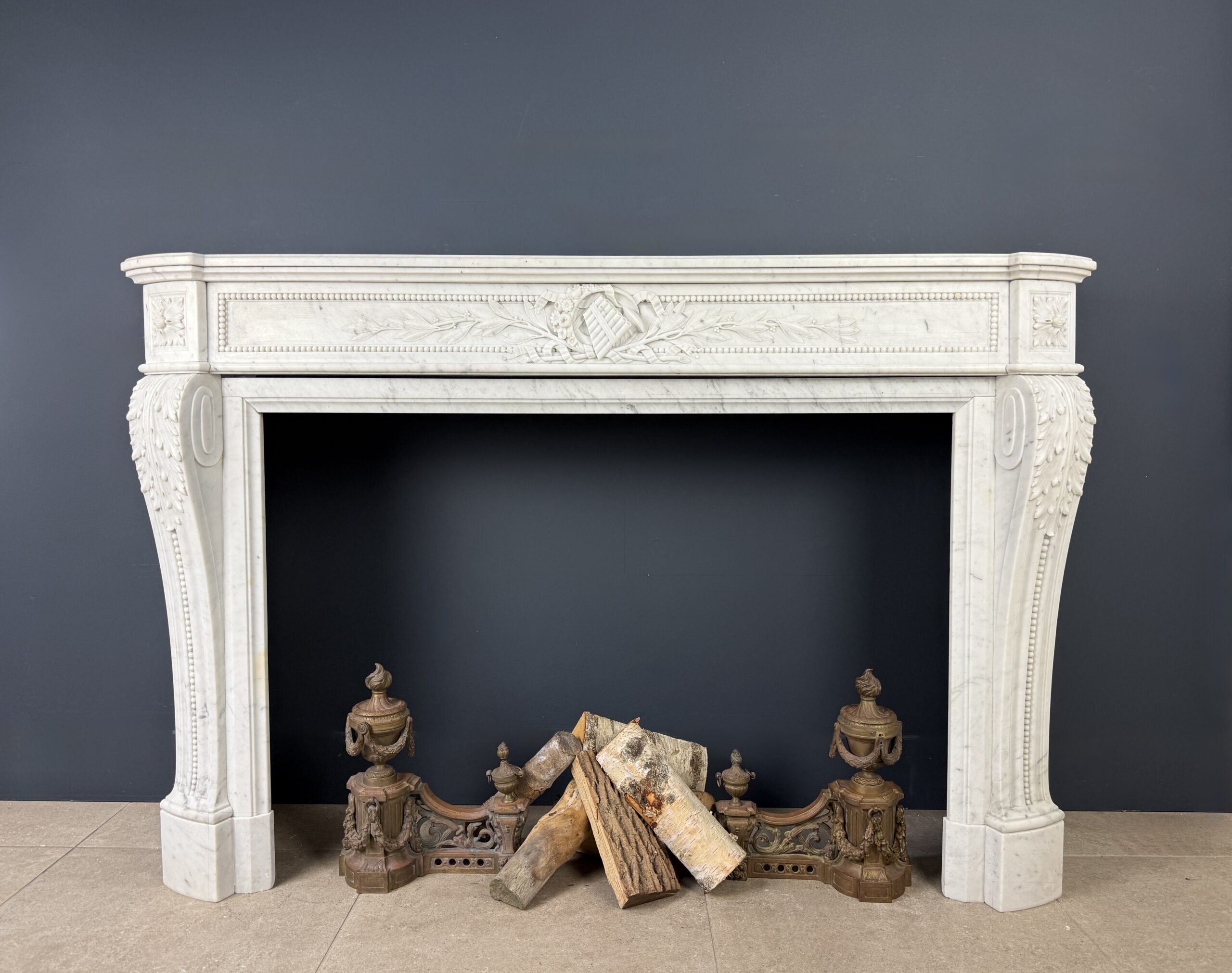 Luxe Franse Louis XVI Front Schouw in Carrara Marmer met Rijk Ornament