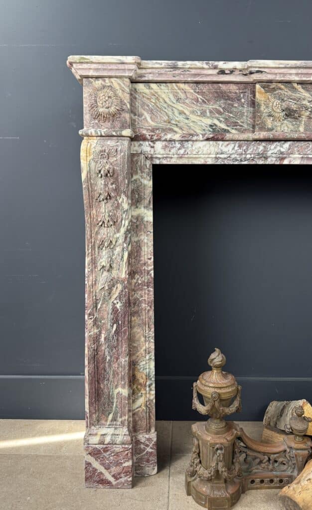 Elegante Antieke Frontschouw in Klassieke Louis XVI-stijl