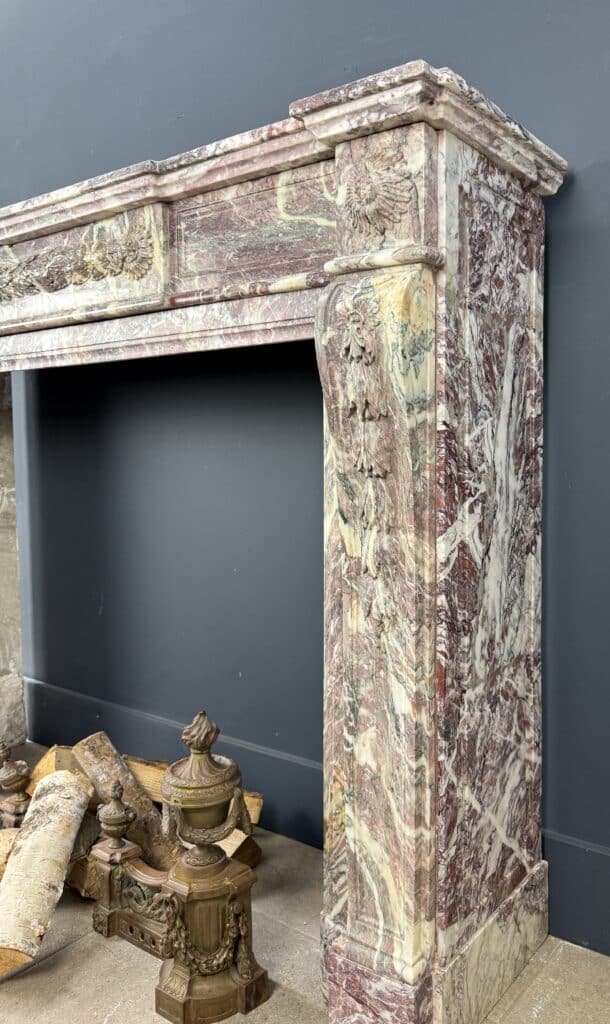 Elegante Antieke Frontschouw in Klassieke Louis XVI-stijl