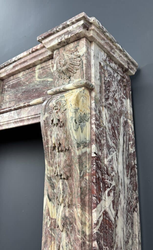 Elegante Antieke Frontschouw in Klassieke Louis XVI-stijl