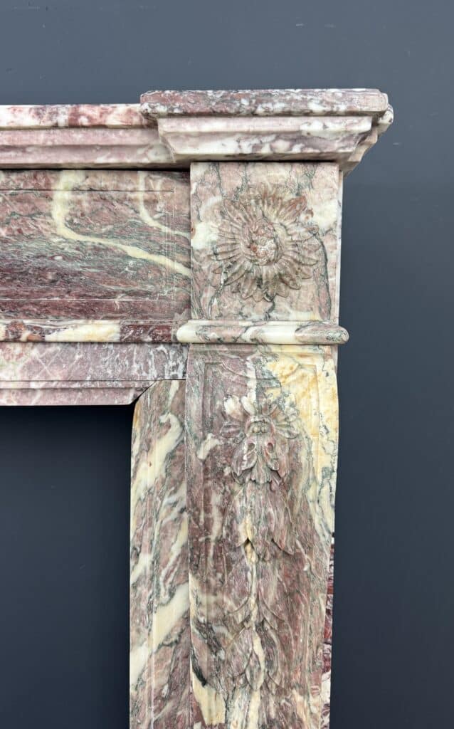 Elegante Antieke Frontschouw in Klassieke Louis XVI-stijl
