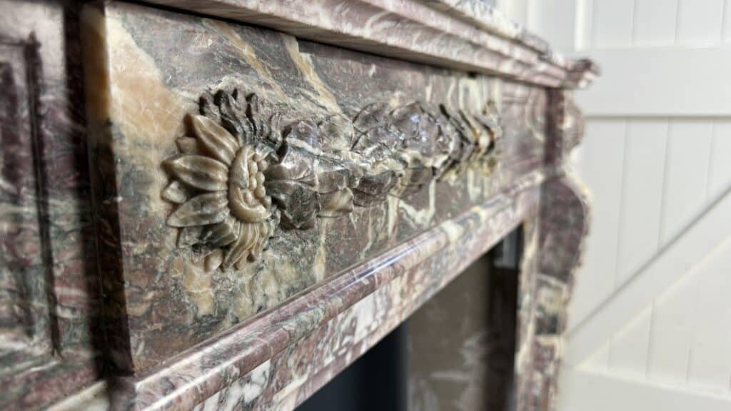 Elegante Antieke Frontschouw in Klassieke Louis XVI-stijl
