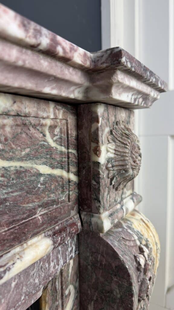 Elegante Antieke Frontschouw in Klassieke Louis XVI-stijl