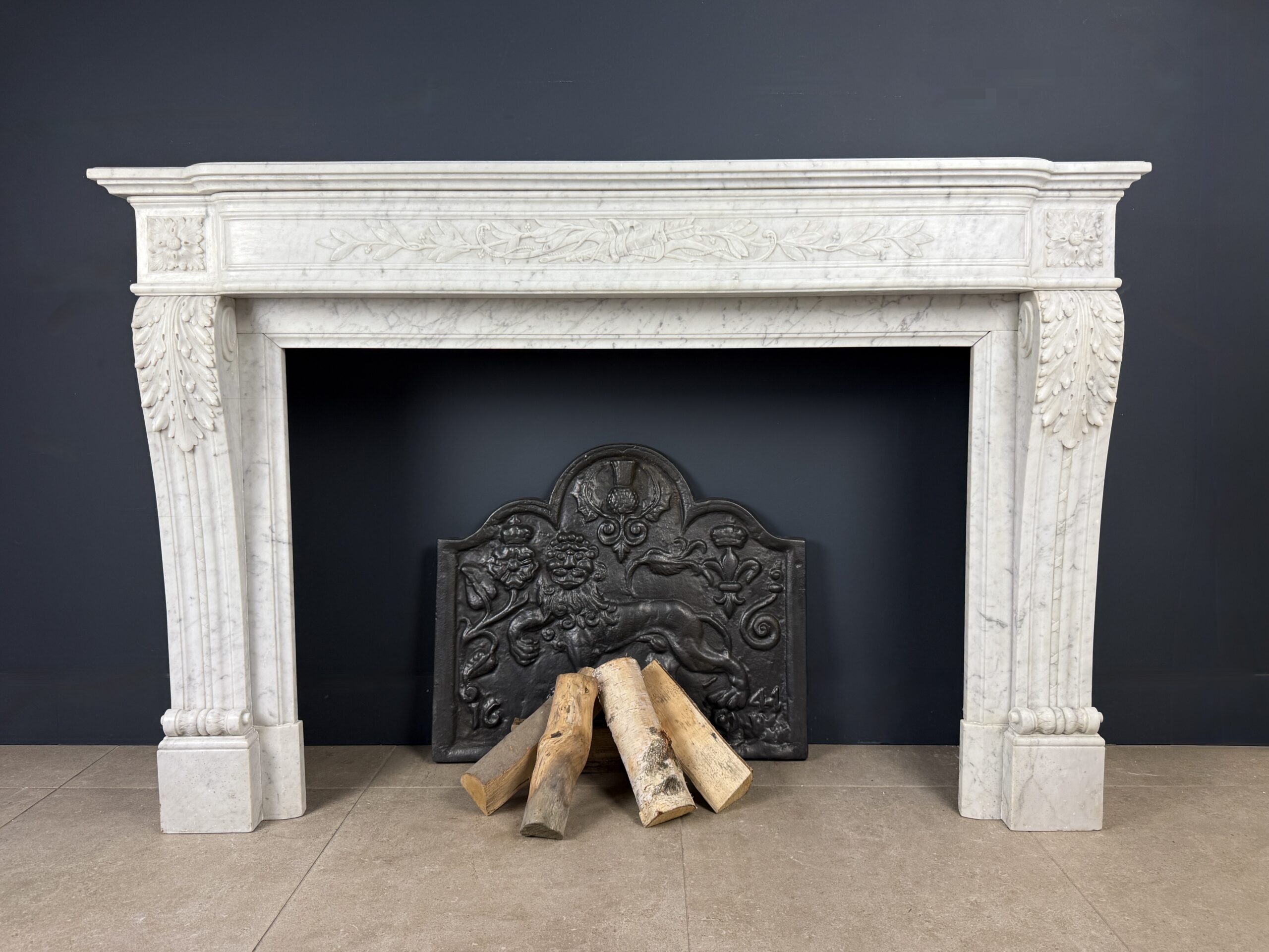 Antieke Louis XVI Schouw in Carrara Marmer met Pijlenkoker Ornament en Messing Roosters mantel