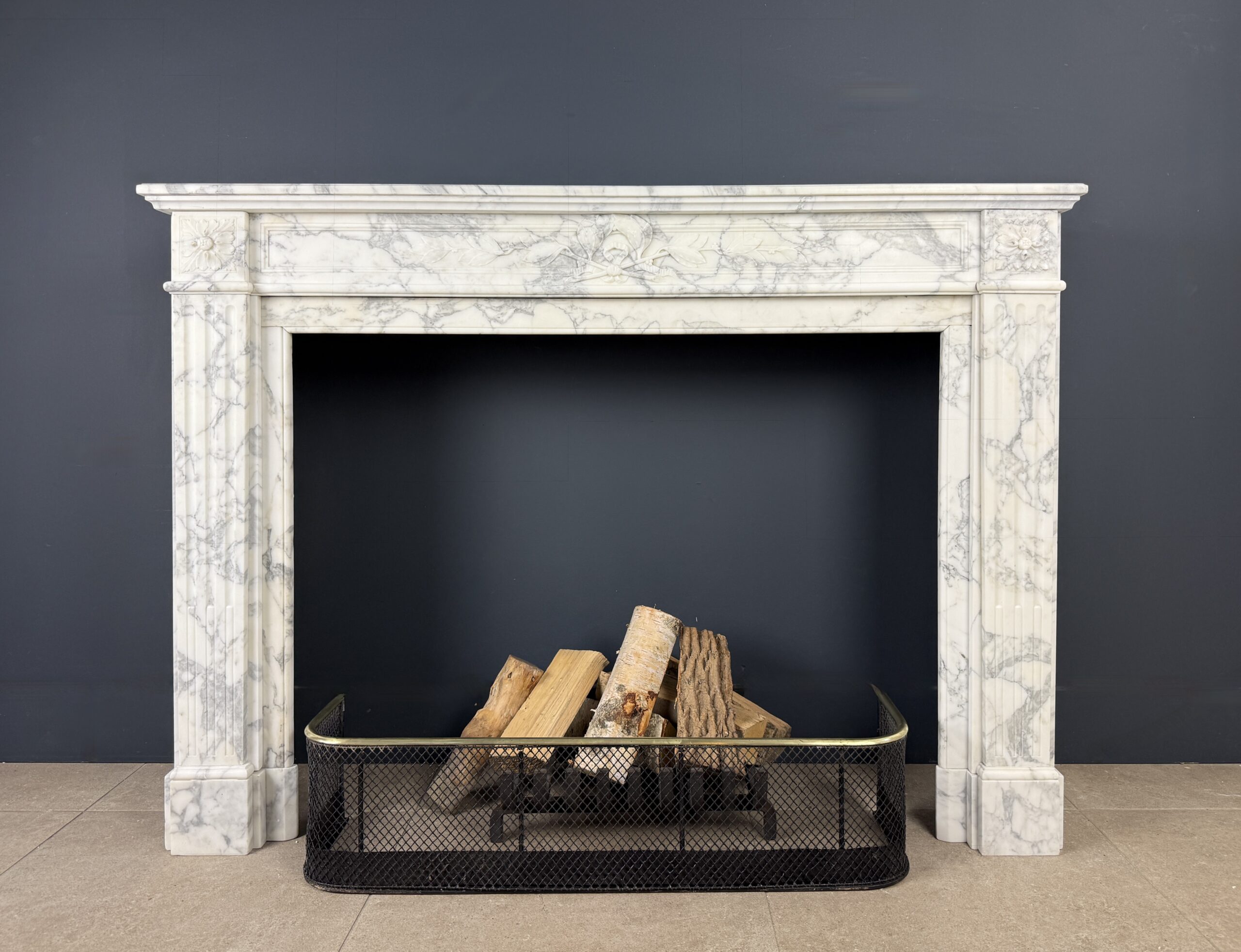 Frontschouw in Arabescato Marmer met Bloemmotief, Ornament en Freeswerk