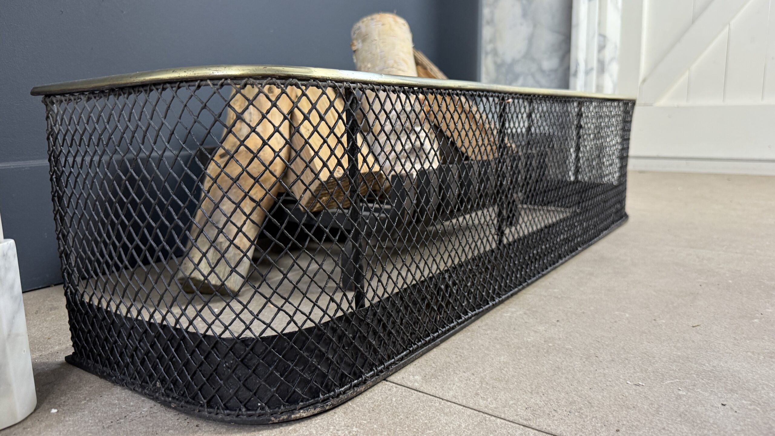 Antieke Messing en IJzeren Vuurplaats Fender met Gebogen Vorm – 19e Eeuw