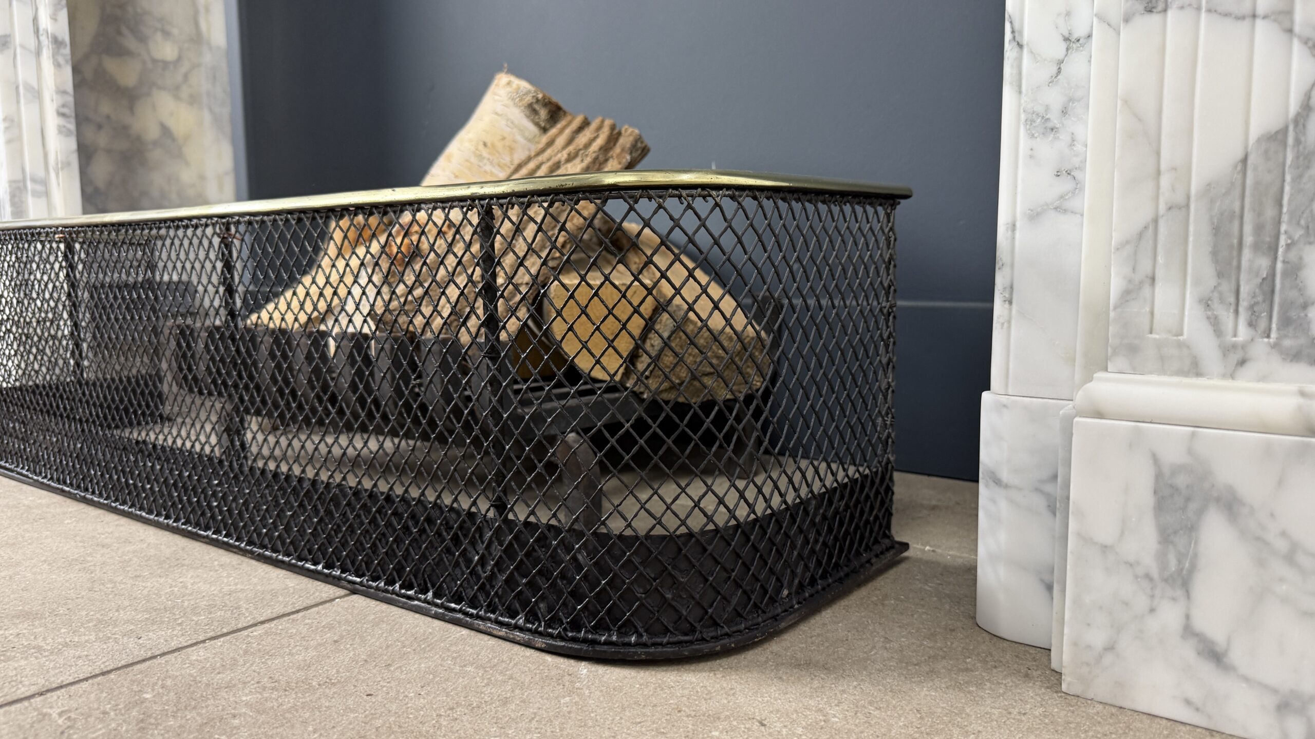 Antieke Messing en IJzeren Vuurplaats Fender met Gebogen Vorm – 19e Eeuw