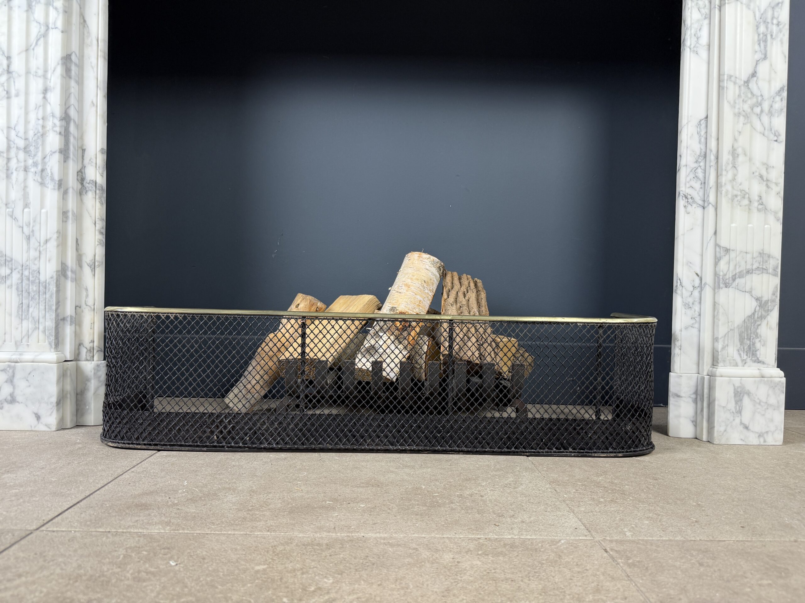 Antieke Messing en IJzeren Vuurplaats Fender met Gebogen Vorm – 19e Eeuw