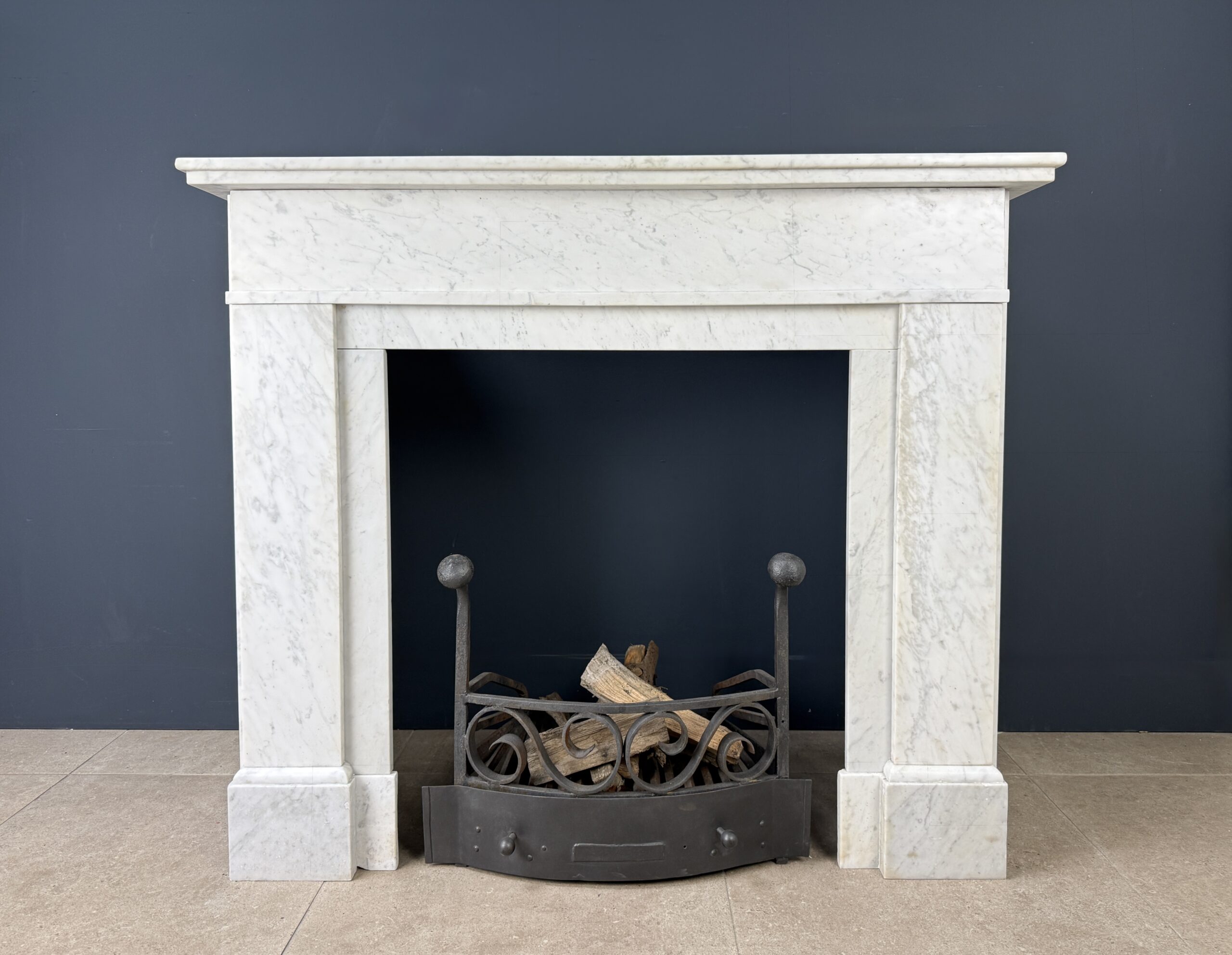 antieke witte art deco schouw