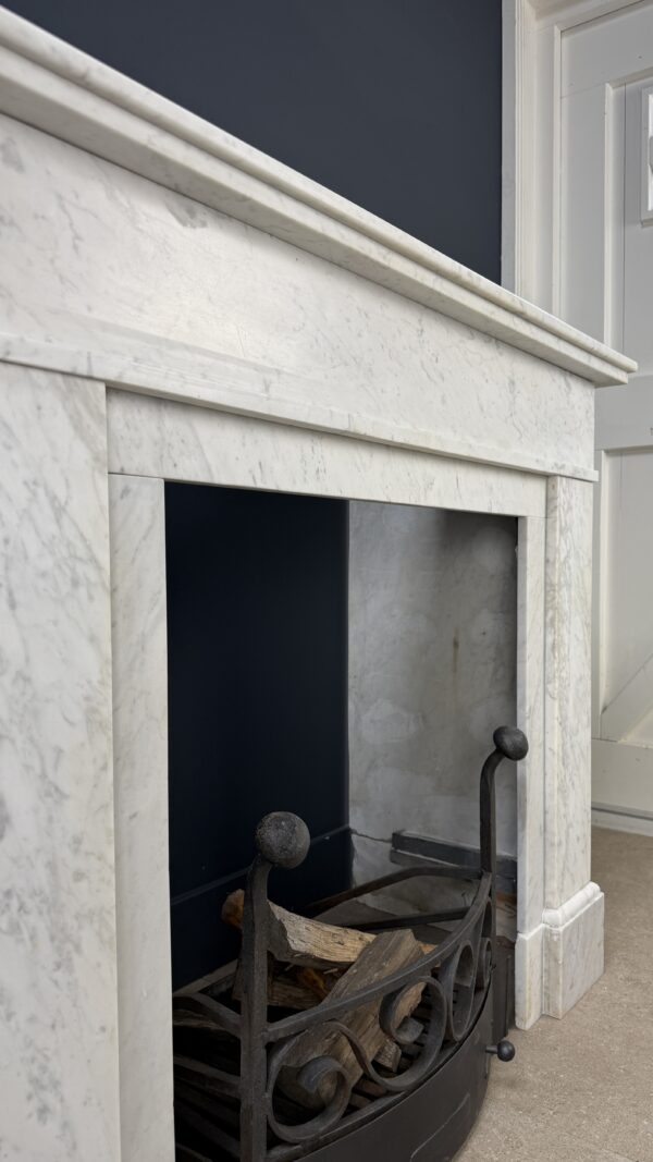 antieke witte art deco schouw