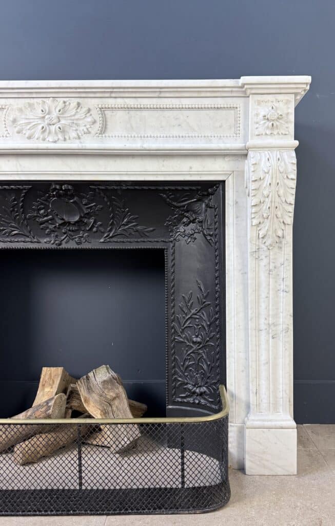 Franse Elegante Carrara Marmeren Frontschouw Kralensnoer (gereserveerd) — detail 1