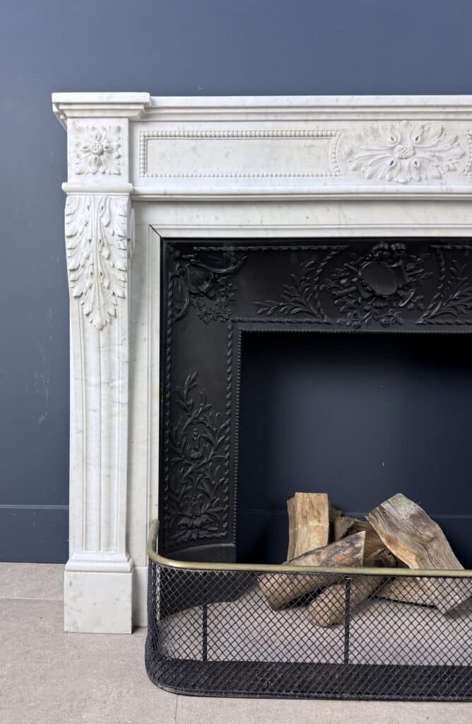Franse Elegante Carrara Marmeren Frontschouw Kralensnoer (gereserveerd) — detail 2